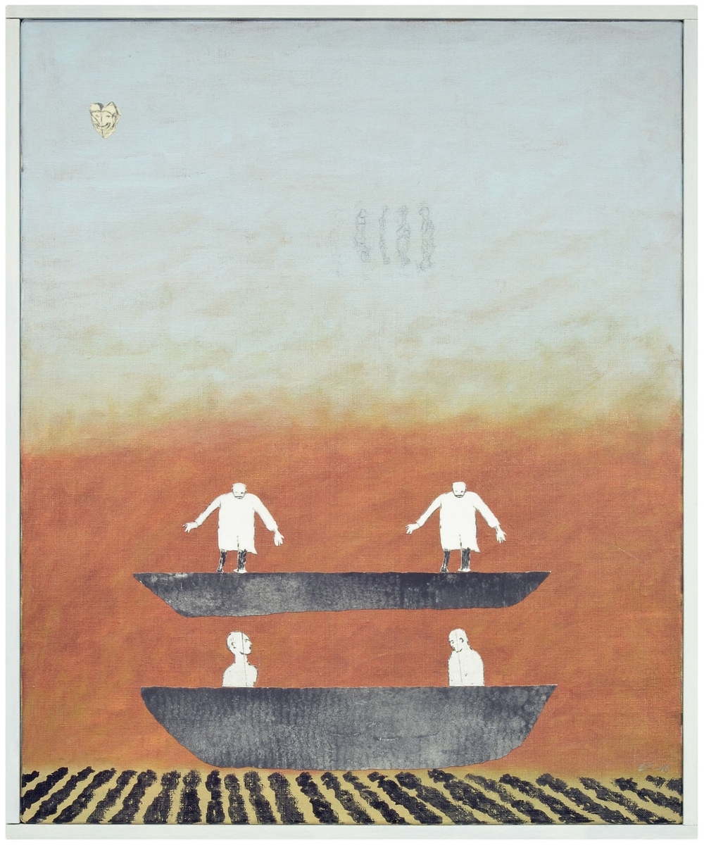 Två mörka båtar mot rostfärgad bakgrund med blågrått fält ovanför. I den främre båten sitter två män, i den övre/bortre står de upp med utslagna armar. Personerna och båtarna är utskurna och påförda i collageteknik.