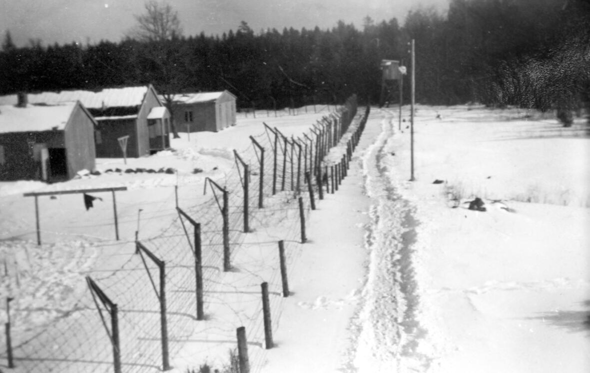 Bildet er i svart/hvitt og viser en av leirene der norske jøder ble hold fanget. (Foto/Photo)