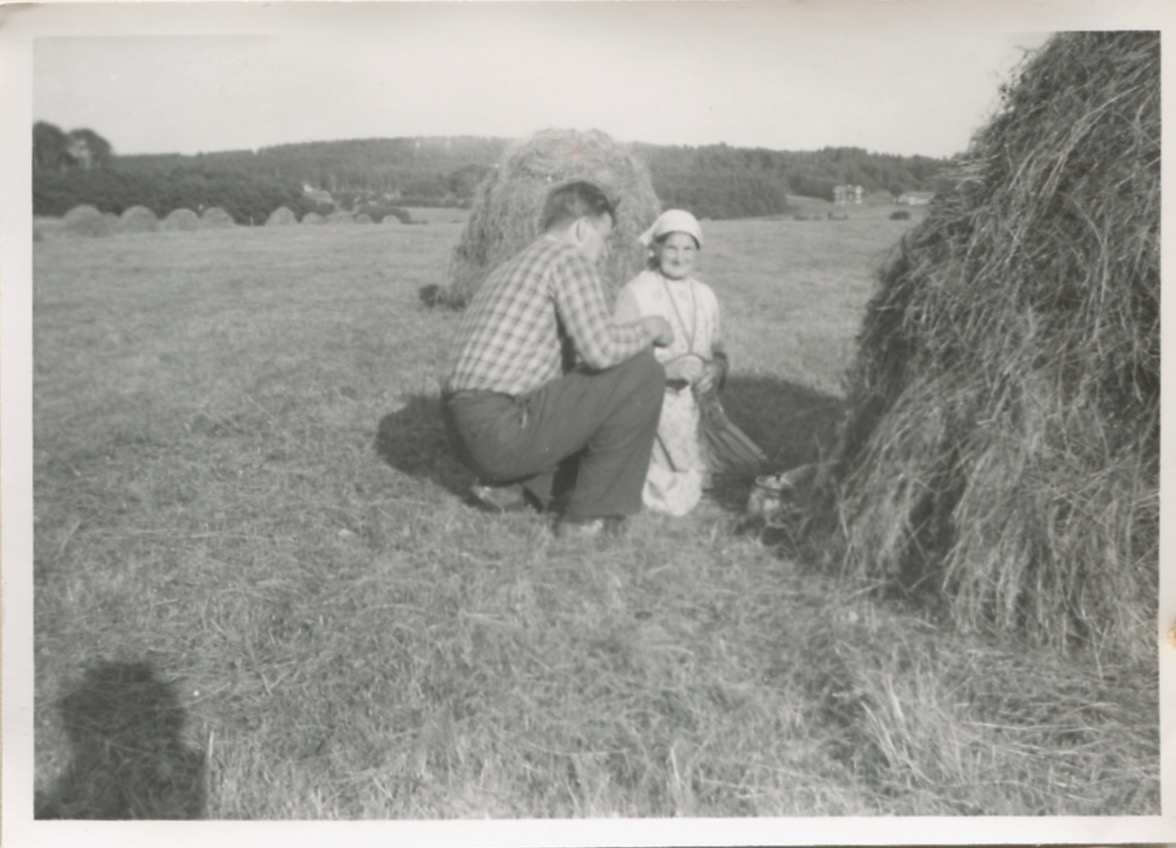 Hilda Sandberg (1887-1973) och George tar en fikapaus på åkern, "Sandbergs" Sagered 3:3 1950-tal.