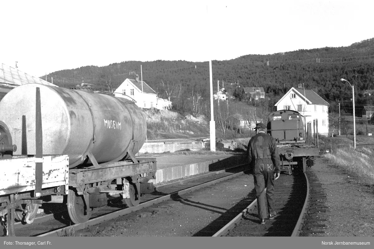 Utrangert materiell fra Sulitjelmabanen på Finneid stasjon. Til venstre vogn nr. 31, kisvognunderstell