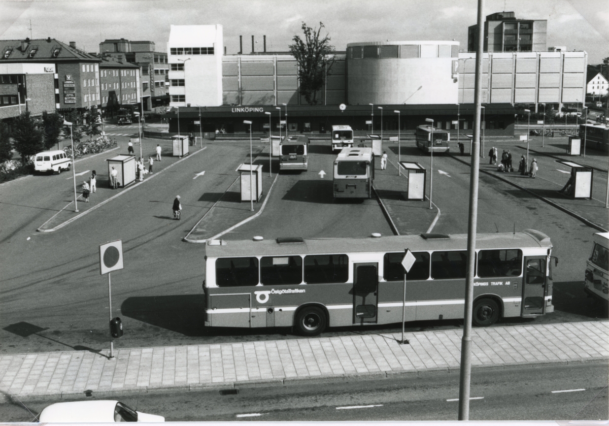 Nya Bussterminalen Magasinstorget i Linköping.
Nya bussterminalen Drottninggatan - Hamngatan - Nygatan - Snickaregatan (Magasinstorget. Togs i bruk den 1/11 1981. Upphörde den 11/6 1995. Nya Resecentrum öppnades för busstrafik den 12/6 1995.