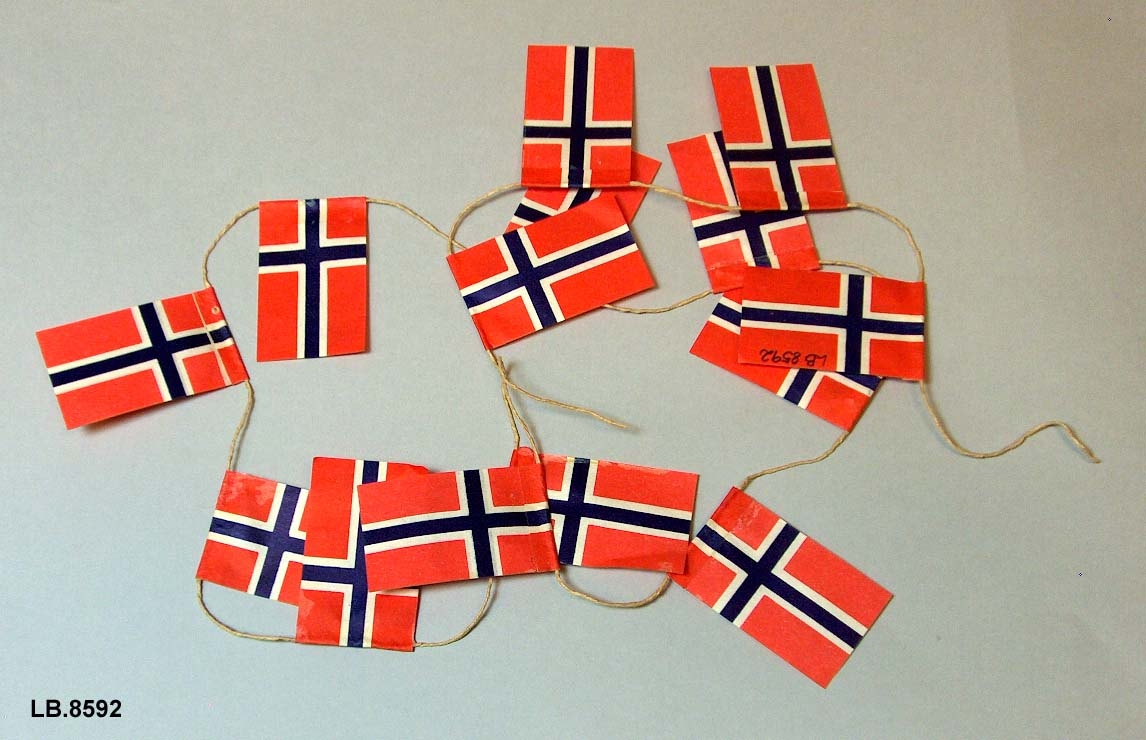 Remse med norske flagg limt fast til papirtråd.