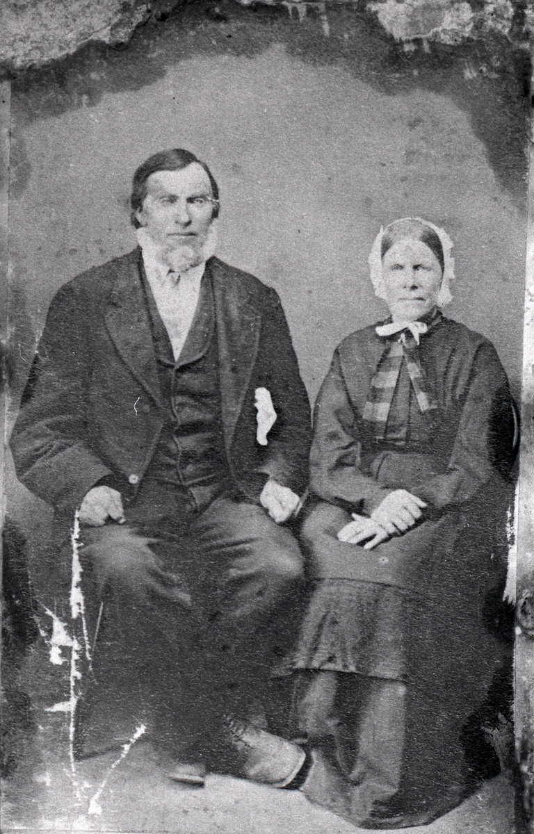 På baksida av dette bildet står det: "Erindring fra meg til min broder Guttorm Strønd" Bildet syner truleg Johannes S. Strønd og kona Berit J. Steinde. Dei reiste til Amerika i 1869.