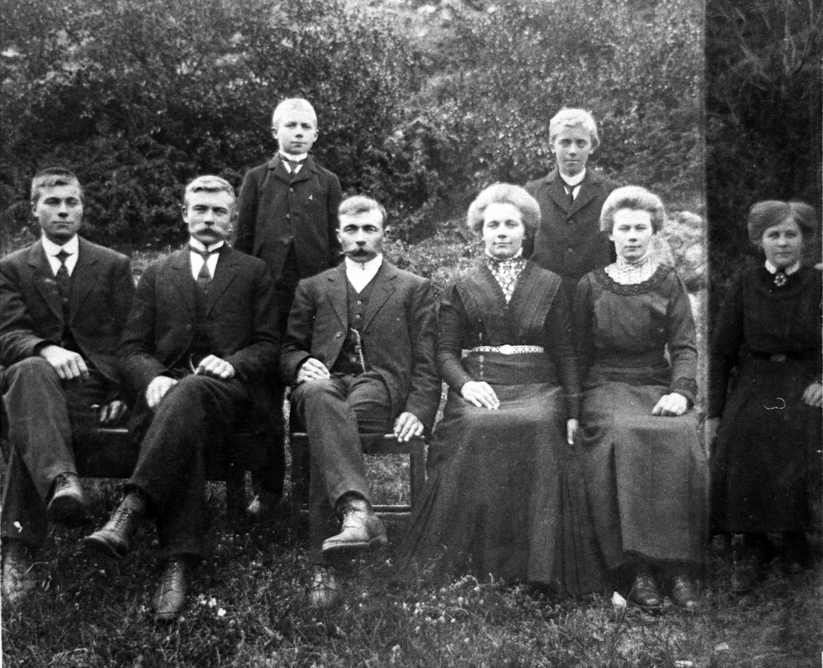 Framme frå venstre: Ivar Strand, Ola Strand, Gullik Strand, Anne Strand g. Hjellemarken, Ambjørg Strand og Marit Strand. Bak frå venstre: Knut og Johannes Strand