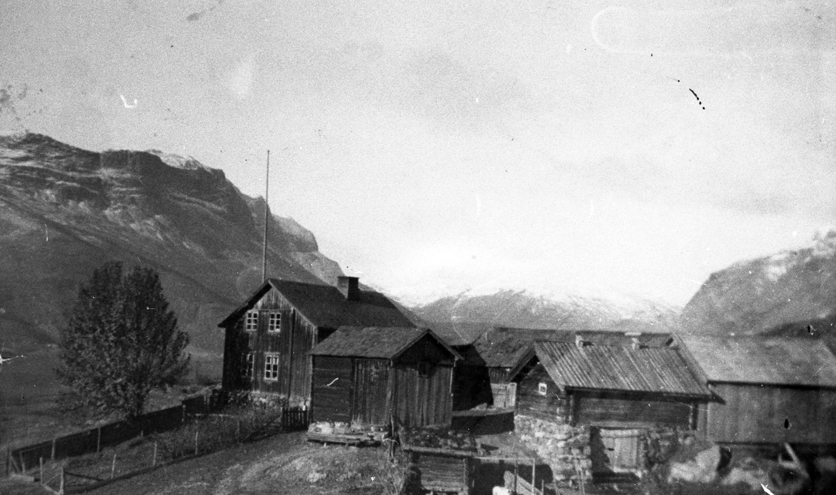 Bilde av garden Berget(Lajord) ein gong rundt 1940
