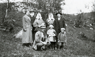 Framme frå venstre: Endre Gjevre, Sigrid Gjevre g. Wangensteen og Gunnar A. Gjevre. Bak frå venstre: Kirsti Gjevre g. Lokreim, Gunnar A. Gjevre(Gamle-Gunnar), Sigrid E. Gjevre, Marit J. Gjevre og Andris G. Gjevre.