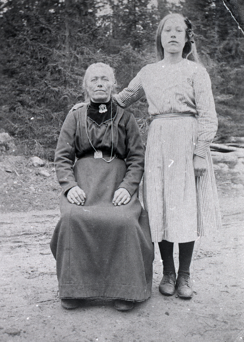 Frå venstre: Karine Veflen(Anne Karine Lund) og Anna Vilhelmine Veflen