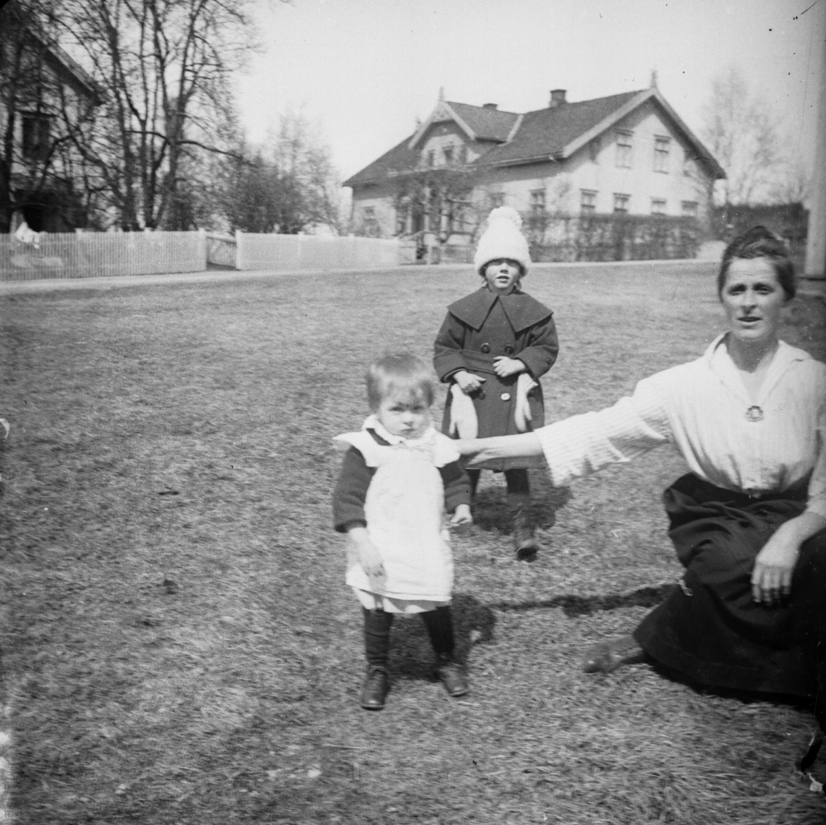 En kvinne med to små barn,ei jente og en gutt, på Nedre Herstad, gnr. 95 bnr. 1 i Elverum.