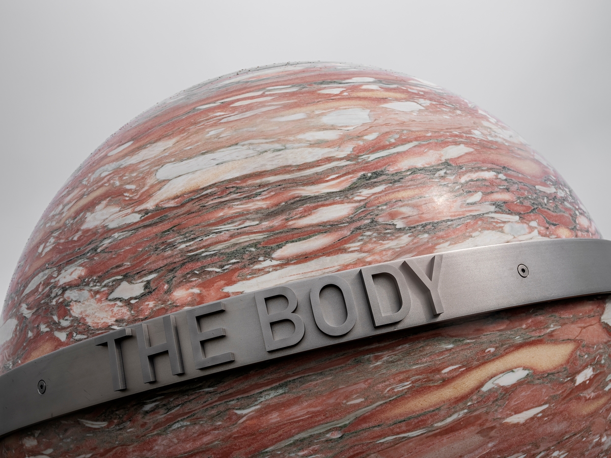 - Hva er en kropp? Dette spørsmålet ligger til grunn for verket. Hva man definerer som ”kropp” og ”kroppslig” handler om hvilke konsepter man tenker andre konsepter gjennom og hvordan man ser på menneskets identitet og materialitet.

- Hvordan oppleves det å være en kropp? Dette spørsmålet er sammenvevd med hva en kropp er, og hva som ses som normativt. Bildet av kroppen og hvordan den fungerer der er en gjenspeiling av vårt samfunn.