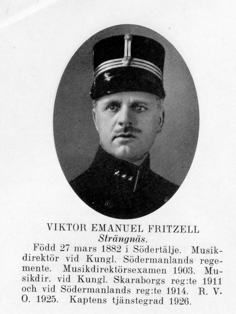 Strängnäs 1934

Musikdirektör (kapten) Viktor Emanuell Fritzell
Född: 1882-03-27 Södertälje
Död: 1951-10-19 Strängnäs