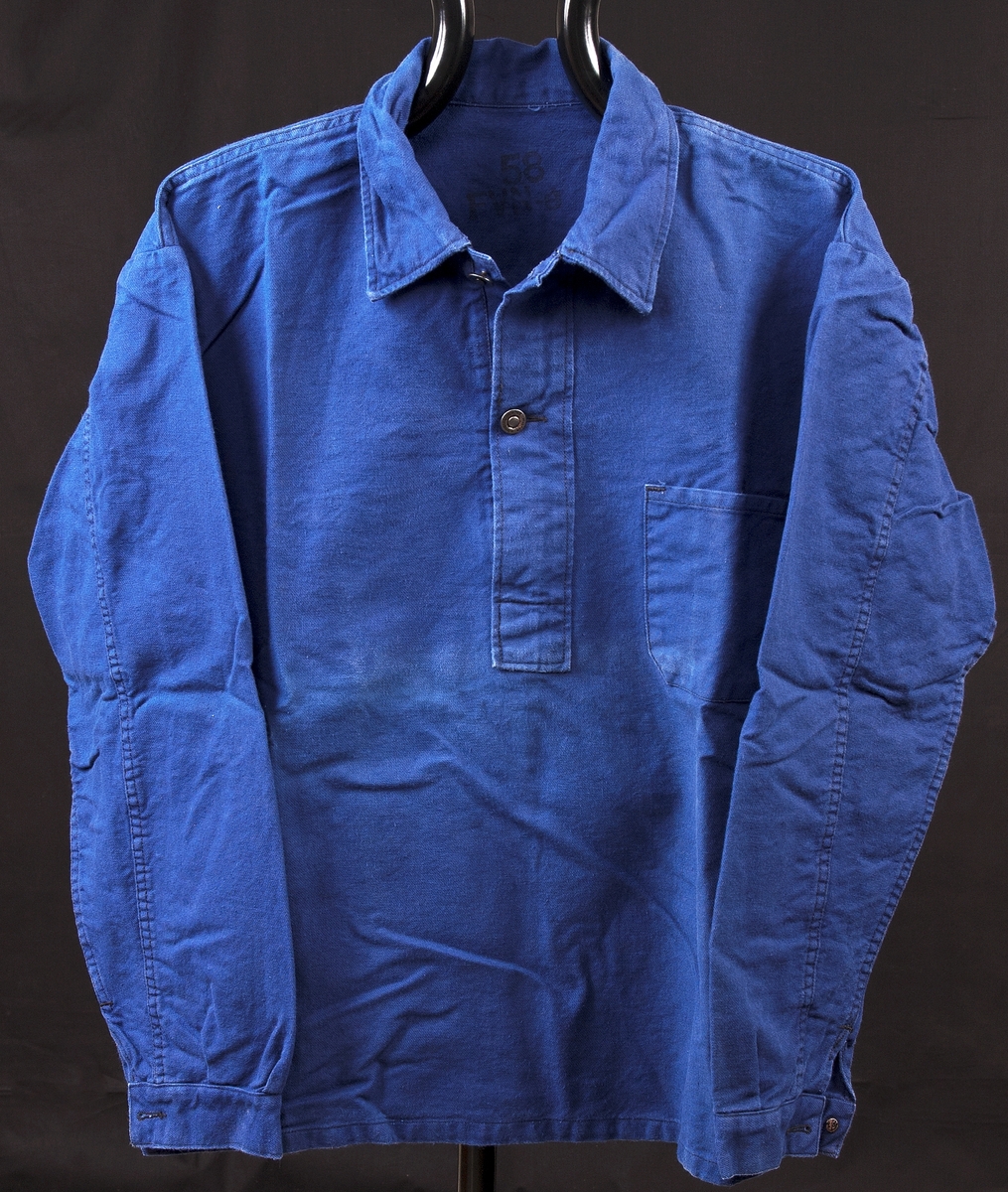 Skjortor och bussaronger av märket "Sanfor". Användes av de intagna i anstaltens arbetsdrift.