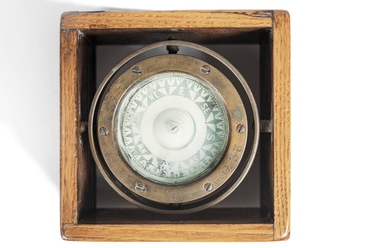 Kompass som användes på flykt från Ormsö, Estland, år 1943. Korg. Togs med på flykt från Ormsö, Estland till Sverige år 1943. 
