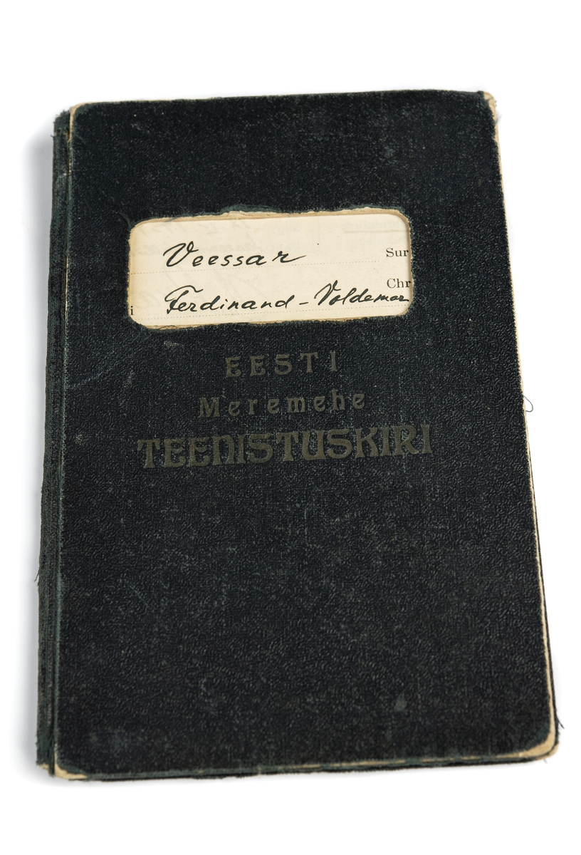 Estnisk sjöfartsbok, 1930- och 1940-tal. Tillhörde Ferdinand Weesar som flydde från Estland till Sverige i september år 1944. 
Korg. Togs med på flykt från Ormsö, Estland till Sverige år 1943. 
