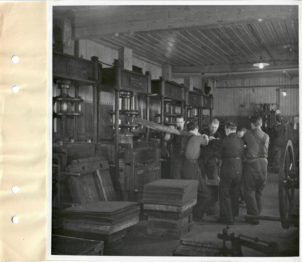 Bilder vid filminspelning i "gamla" Arvika fabriken 27/3-3/4-1941
Dragning av pressar