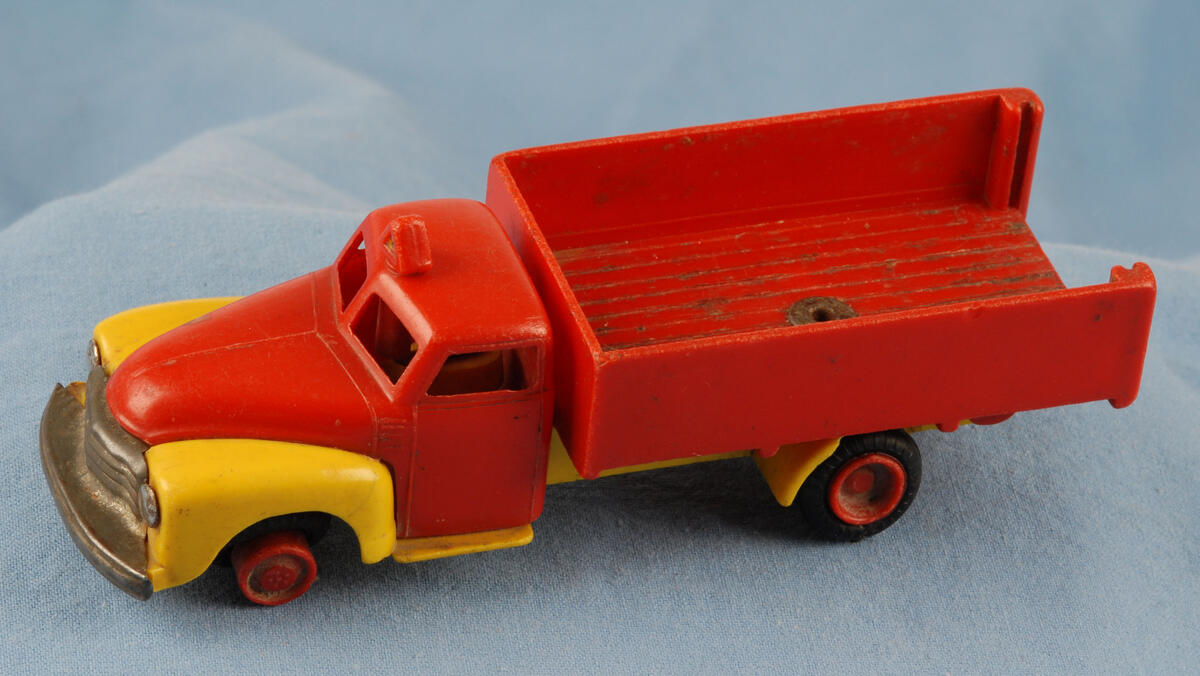 Bilde av en rød og gul lastebil i plast