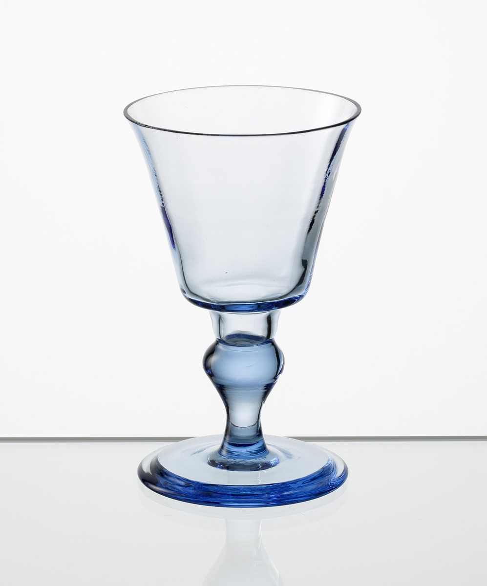 Design: Simon Gate. Starkvinsglas i blått glas. Optikblåst. Fot med avsats.