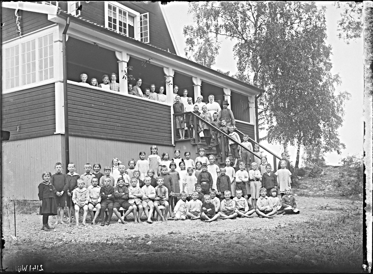 Gruppbild på Frösåkers koloni 1923. Personerna är ej identifierade.