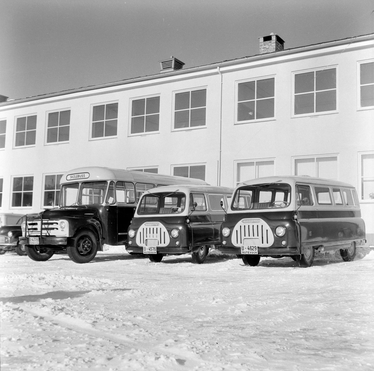Innvielse av Elverhøy skole i Melhus med skolens busser