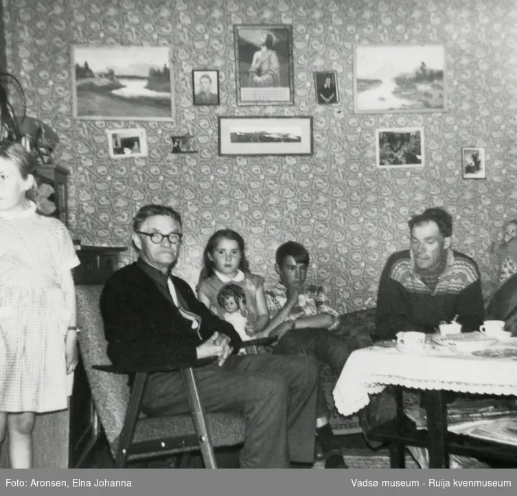 Hjemme hos familien Aronsen i Makkenes, 1967. Bestefar er på besøk fra Drammen. Fra venstre Liv-Erna Aronsen, Martin Aronsen, Joronn Aronse, Jon Martin Aronsen og Håkon Aronsen.