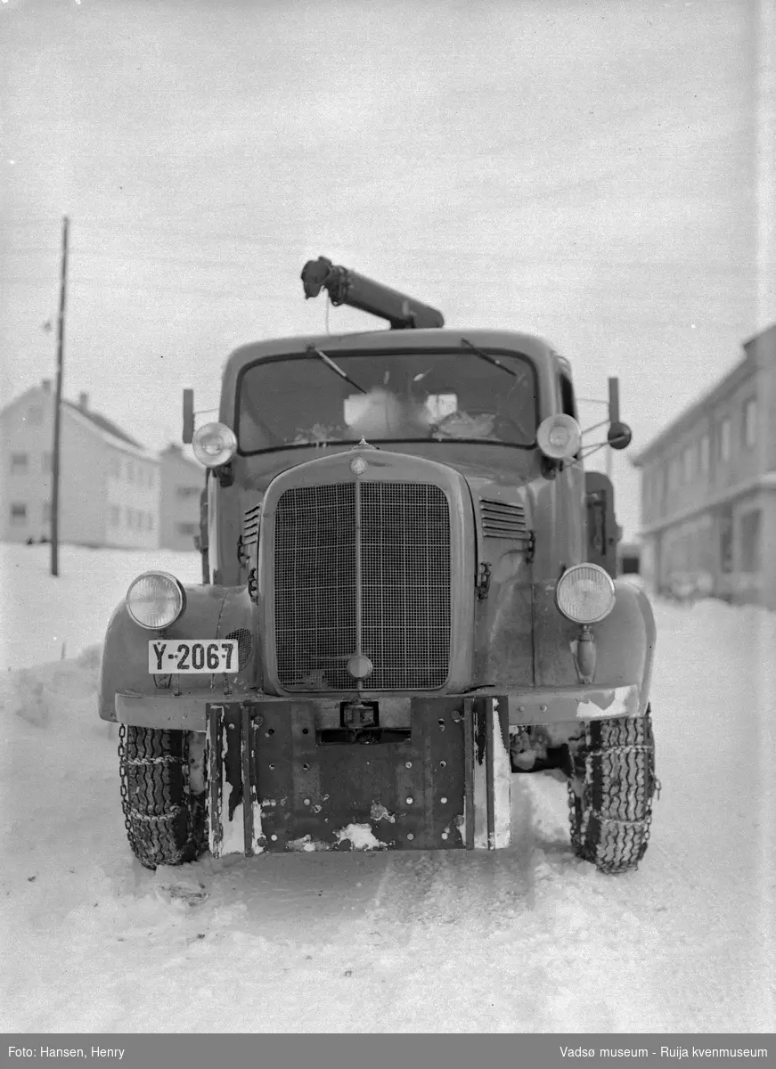 Vadsø 4 februar 1953. Lastebil i sentrum av byen en vinterdag