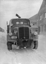 Vadsø 4. februar 1953. Lastebil i Vadsø sentrum en vinterdag