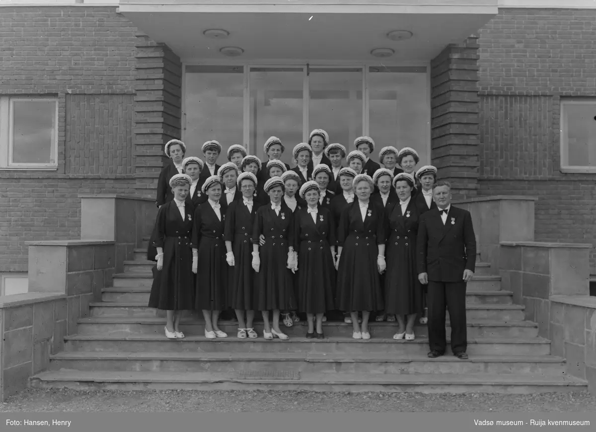 Sangerstevne i Vadsø pinsen 1954. Honningsvåg Damekor m/dirigent fotografert på trappa til NRK-bygget