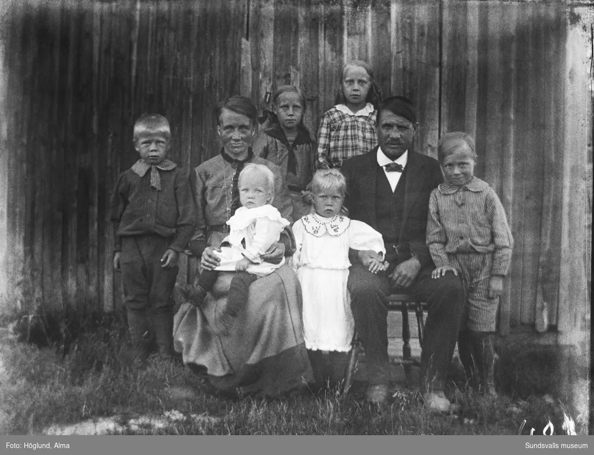 Familjeporträtt med ett par med sex barn.