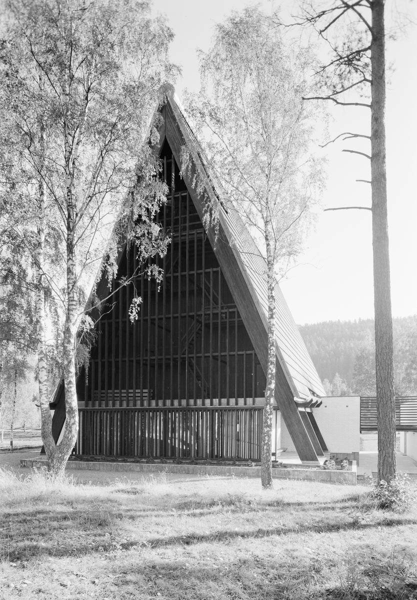 Eksteriørfoto av Brumunddal kirke. Kirken sto ferdig i 1965 og er en furukirke bygget i naustform.