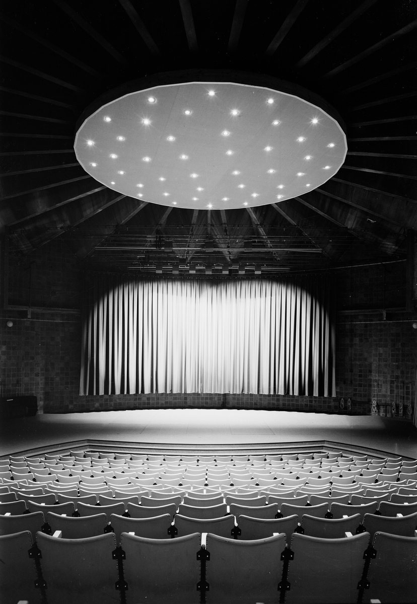 Interiørfoto av salen i Kongsberg kino.