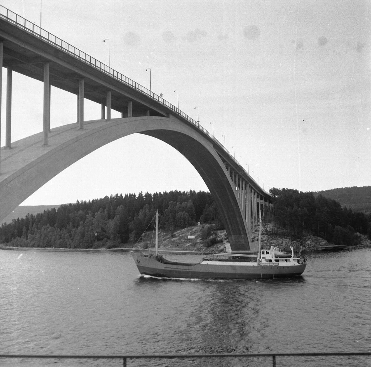 Fartyget Kalmarsund X vid Sandöbron
