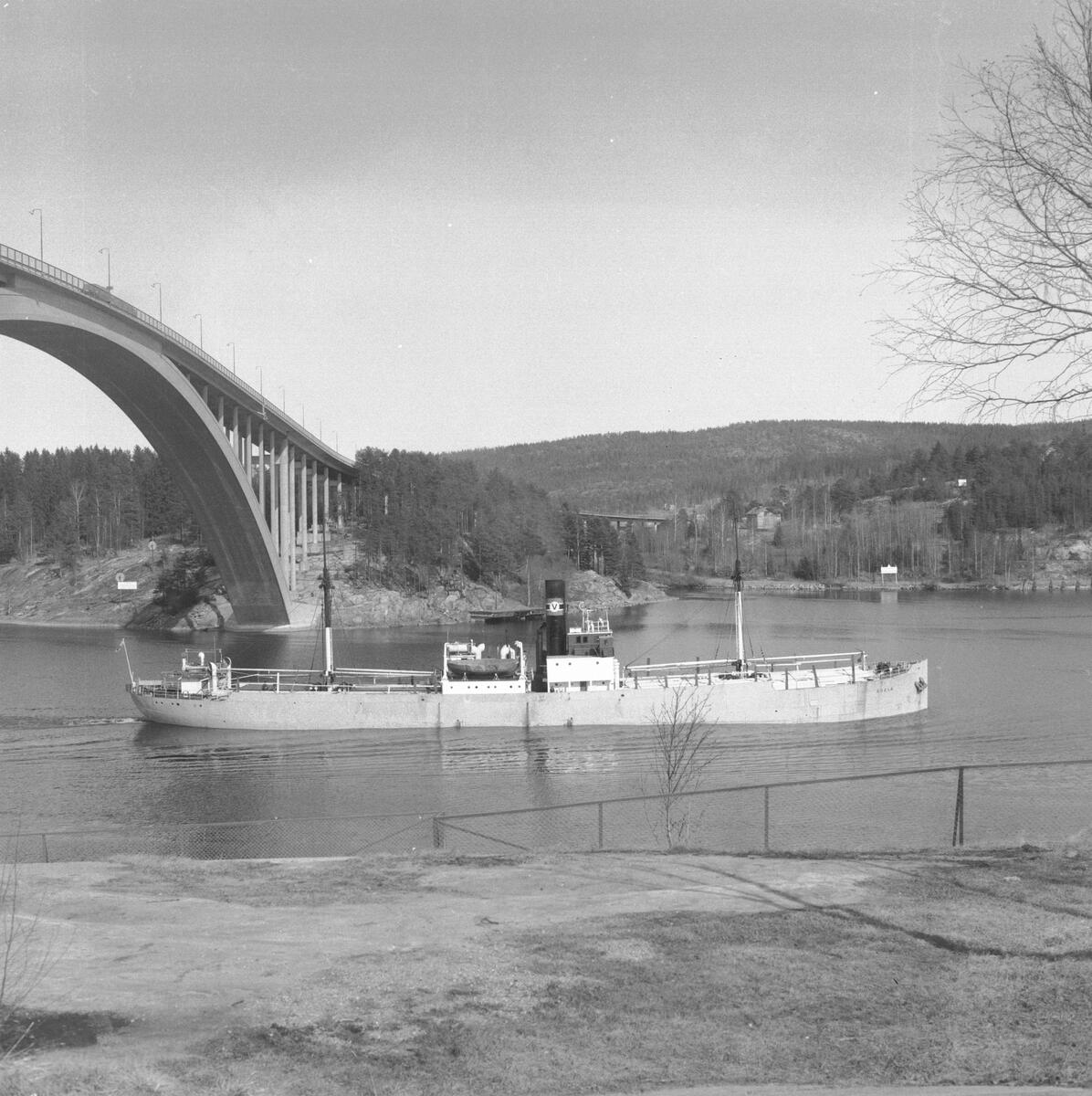 Fartyget Soela vid Sandöbron
