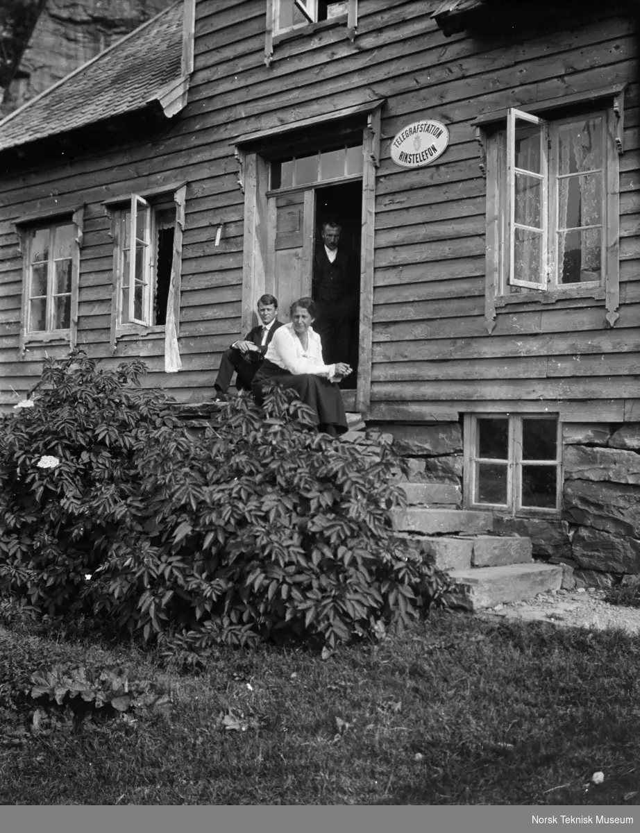 Gårdbruker Tidemann Rise's hus i Svelgen. På Rise fikk Tidemann Rise telefonstasjonen og han står selv i døren på fotografiet.