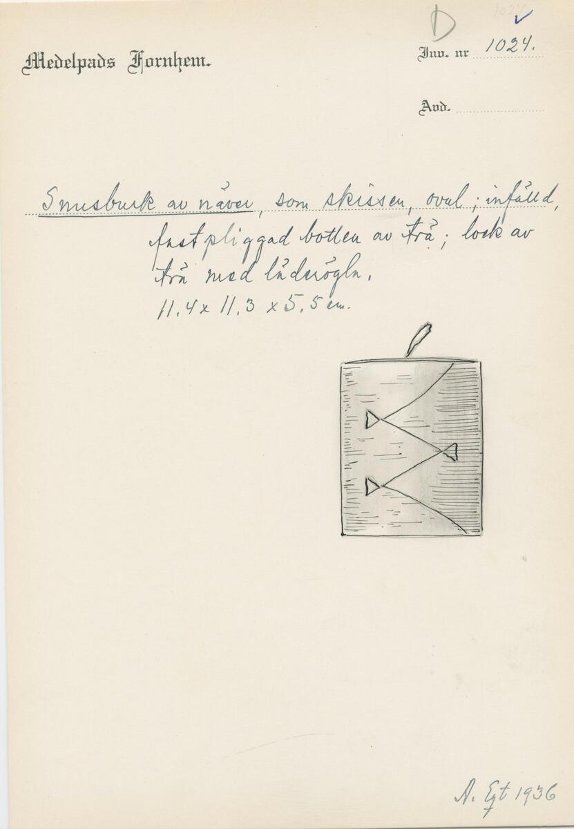 "Snusburk av näver, som skissen, oval infälld fastpliggad botten av trä trälock med läderögla. - 11,4 x 11,3 x 5,5 cm." (skiss) (ur lappkatalog, A Eqt 1936)