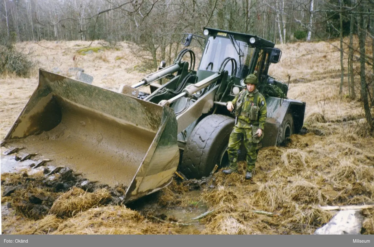 Bataljonsövning 2 på Infanteriets stridsskola. Hjullastare Volvo BM L120. "Med den hasttigheten in i kurvan, kan det bara sluta så!"