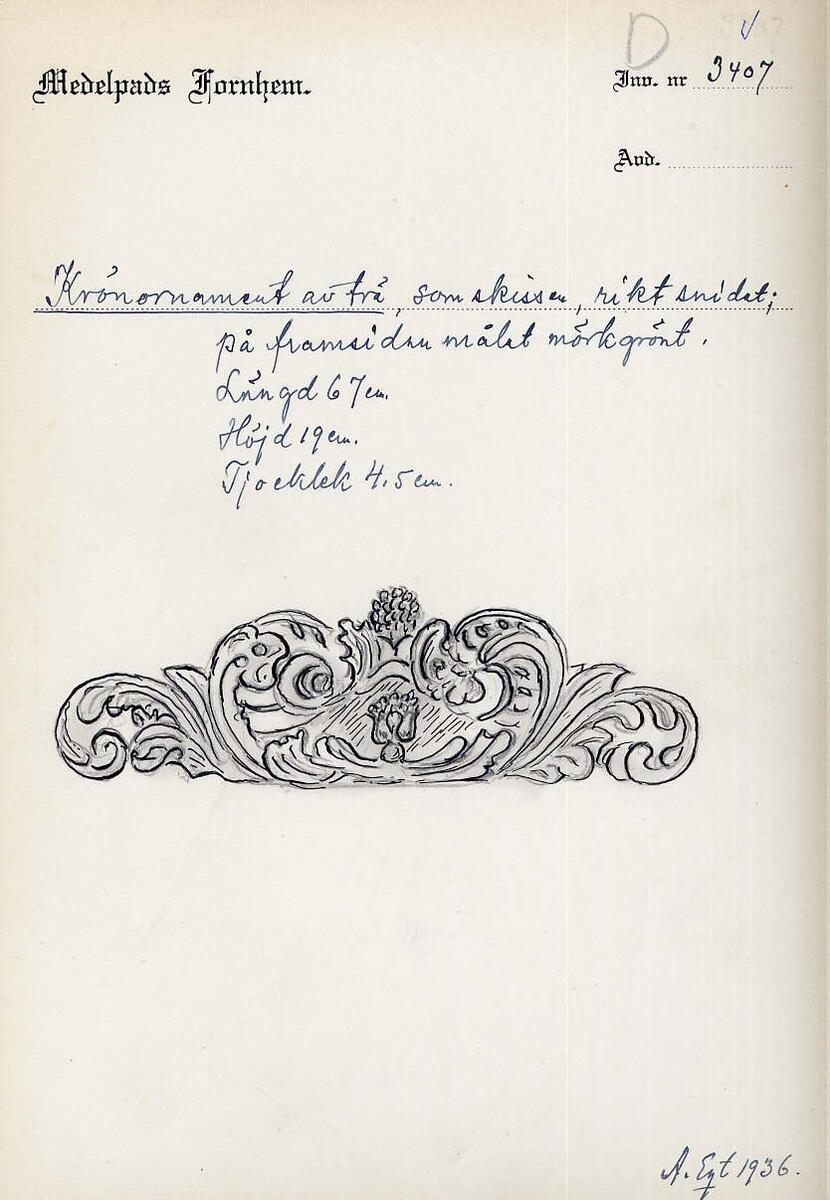 "Krönornament av trä, som skissen, snidat, målat mörkgrönt på framsidan. - Längd 67 cm. Höjd 19 cm. Tjocklek 4,5 cm." (skiss) (ur lappkatalog, Arvid Enqvist, 1936)

