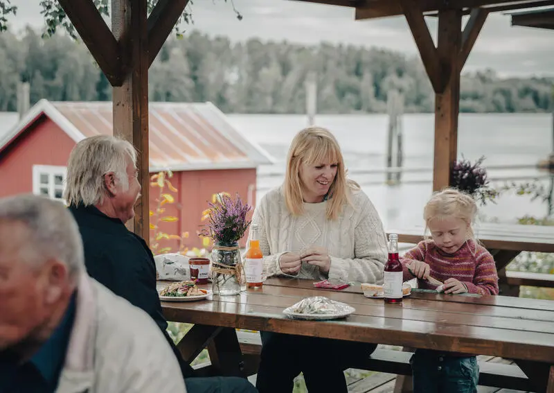 En mann, kvinne og barn sitter på kafé.