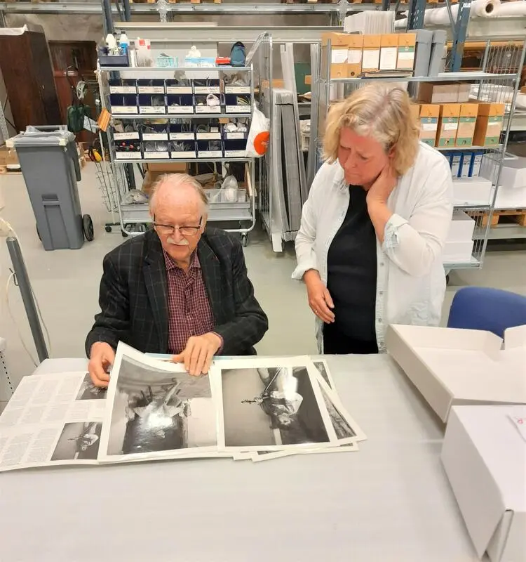 Herman Berthelsen og Kirsten Linde ser på sirkussamlingen i Fellesmagasinet. Foto: MiA.