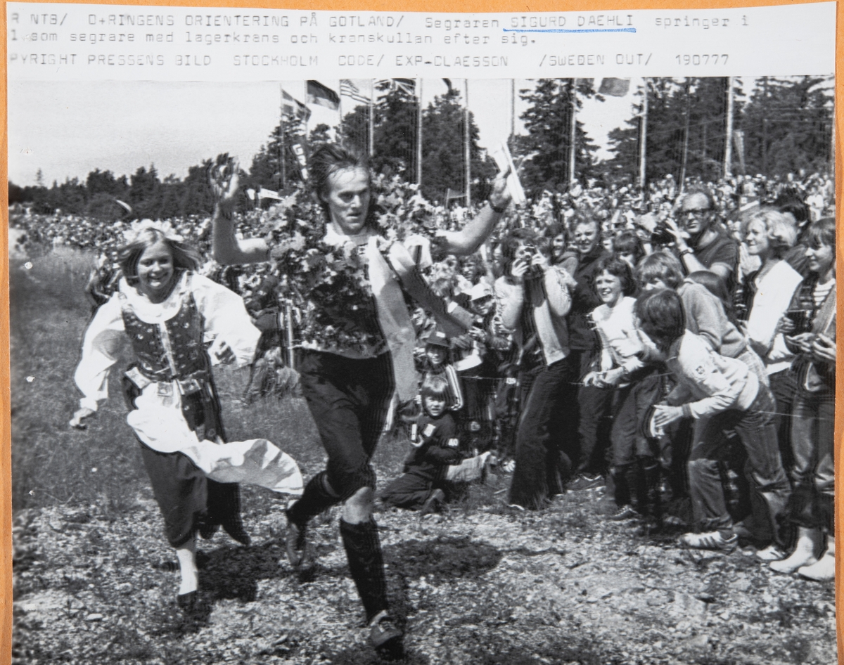 O-ringens fem-dagers på Gotland i 1977. Her er Sigurd Dæhli på vei mot mål på femte og siste etappe, og løper inn til seier sammen med "kranskullan".