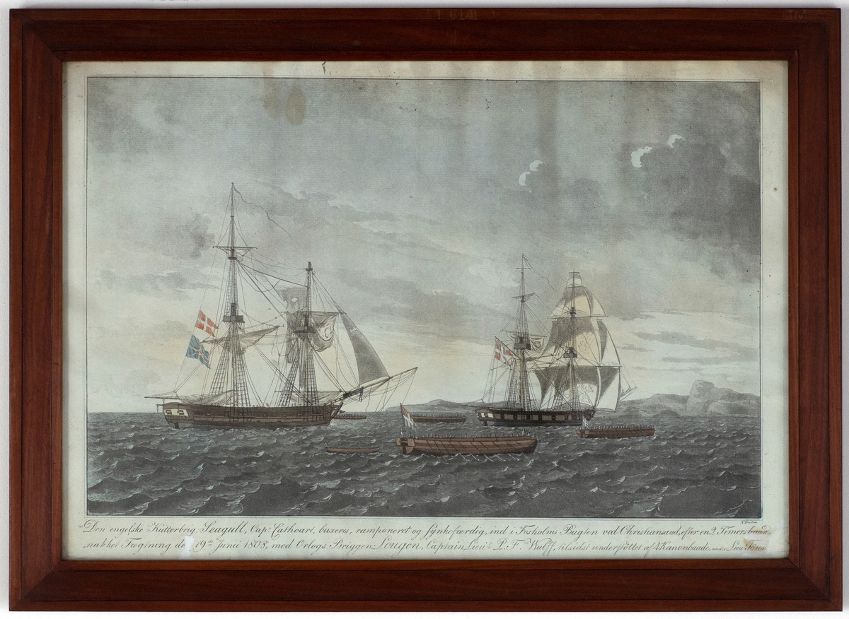 Sjølandskap med seilskip og robåter med soldater. Scenen illustrerer hvordan den britiske kutteren Seagull transporteres inn til Fosholmsbukten ved Kristiansand etter et sjøslag med orlogsbriggen Lougen under sjøoffiser L. F. Wulffs kommando i 1808.