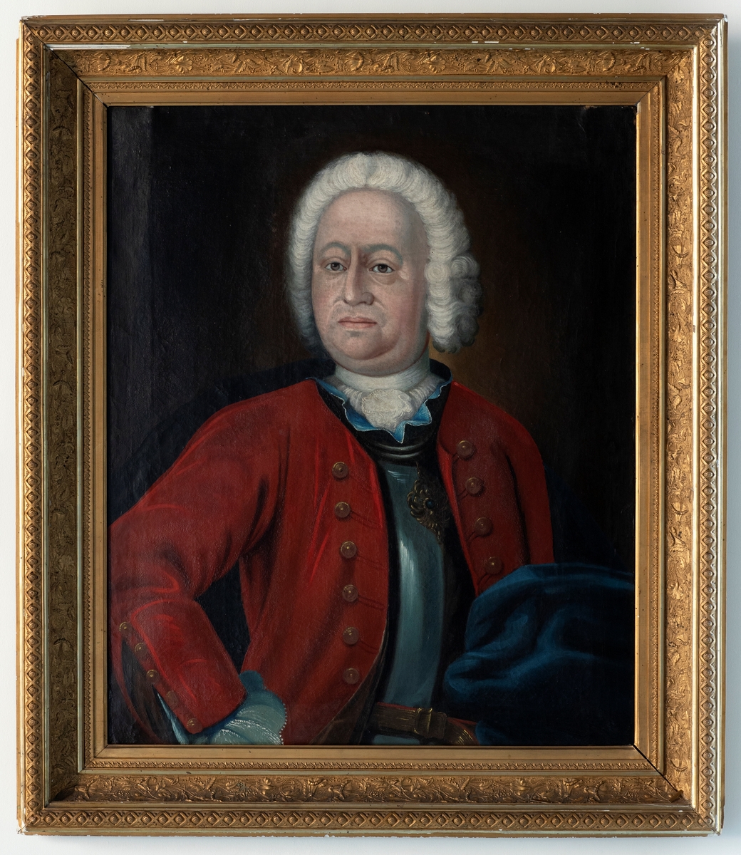 Portrett av en mann med hvit parykk, iført rustning og rød jakke.
