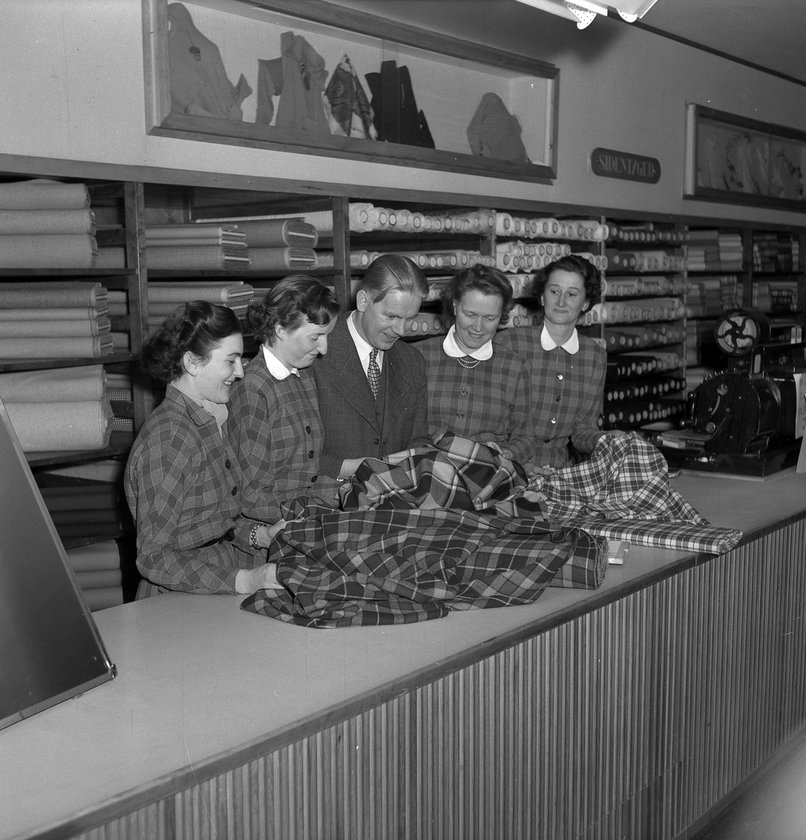 Delar av personalen på ADAs Modeaffär, Kungsgatan 34, kv Pärlan 7. Febr 1952
