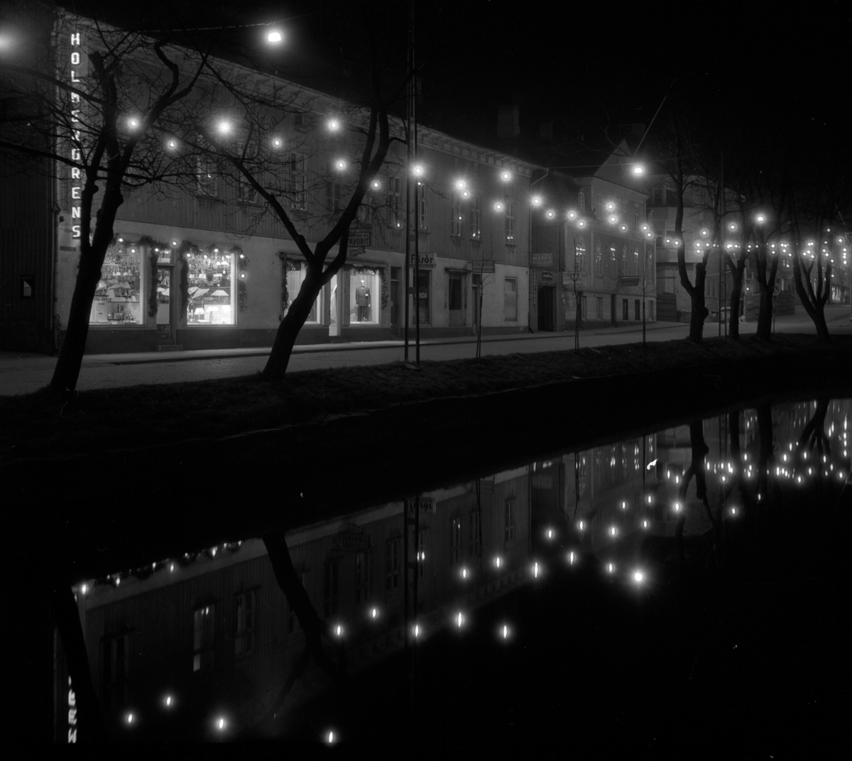 Kvällsbelysning på Norra Strömgatan, kv Kronan, vid Lillån. 1945