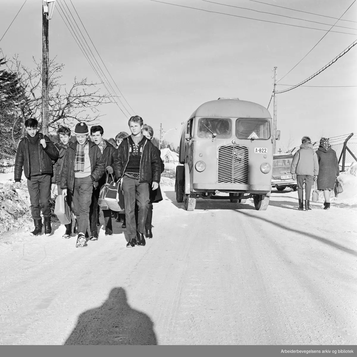 "Livsfarlige forhold på Haugenslettveien ved Groruddalen skole". Elevene tvinges daglig ut i den trange veien som hundrevis av søppelbiler bruker til fyllinga på Grorud. Februar 1963.