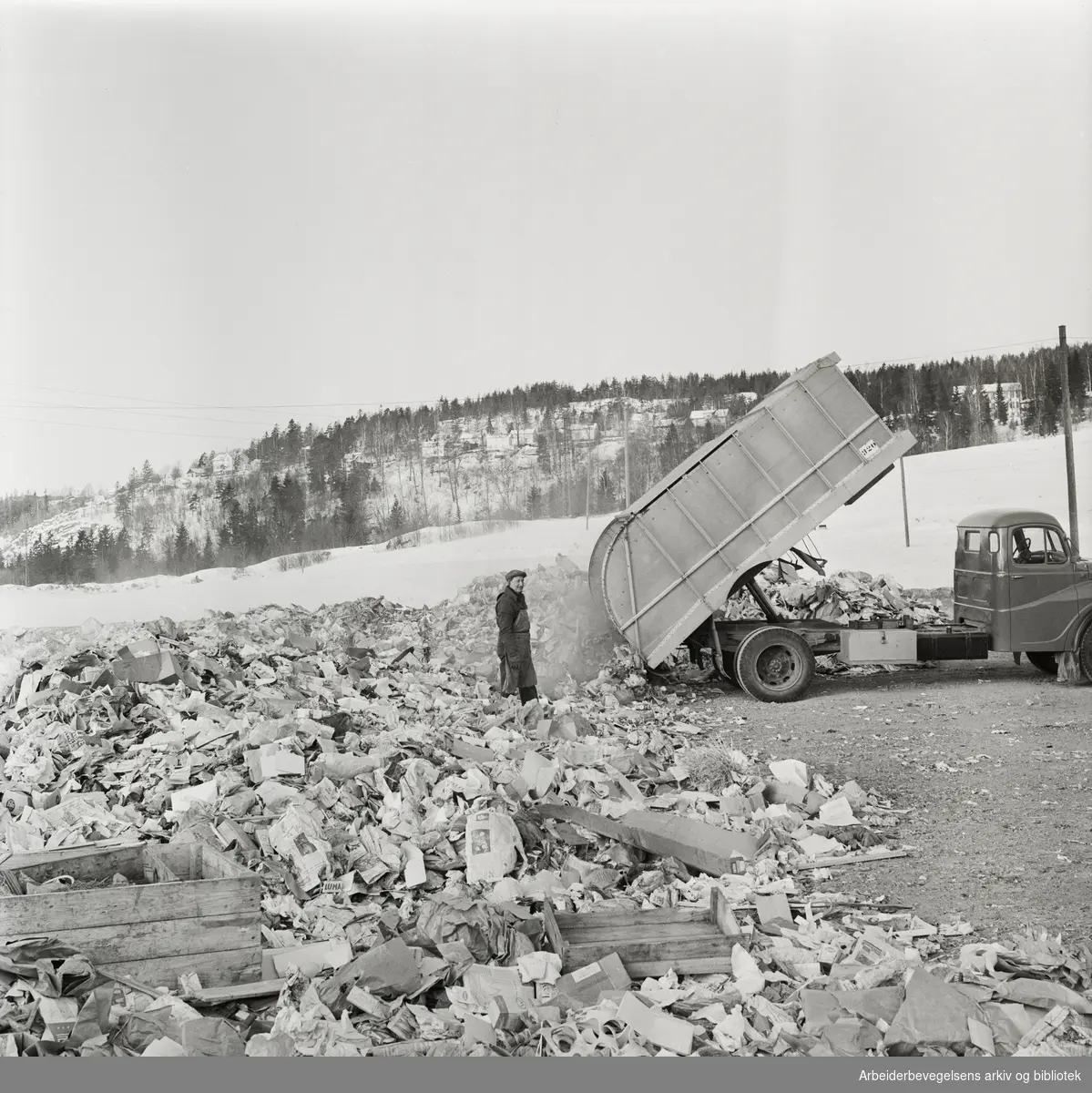 Renholdsverkets søppelfyllinger på Romsås - Sannerud. Kilde til luftforurensing i hele Grorud-området. Februar 1963.
