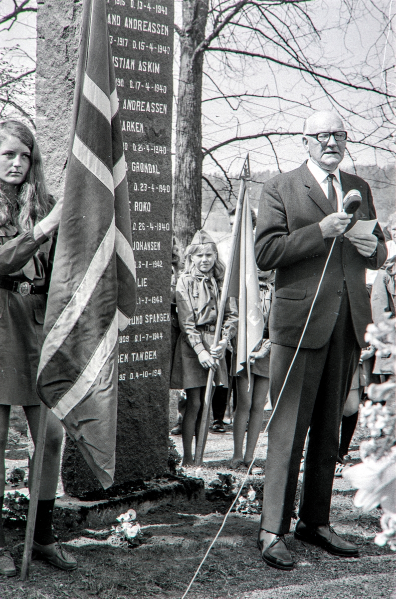 17. Mai feiring i Løten.
Den tidligere stortingsmannen Emil Løvlien holder tale, og legger ned blomster ved minnesmerket over de fallene i 2. verdenskrig i Løten.

