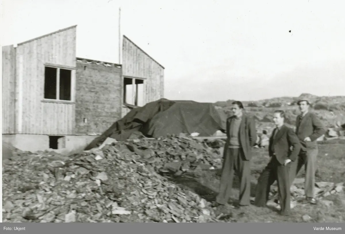 Gjenreisningshus under oppføring i Østervågen i Vardø, 1947