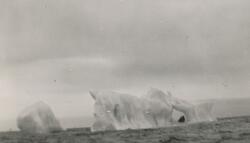 Isfjell utenfor nordre molo i Vardø i 1929.