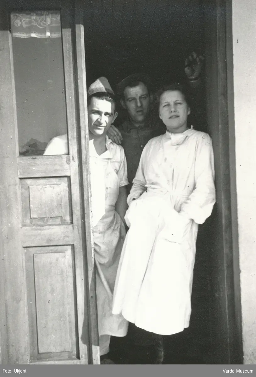 Bakermester Ørnulf Rønning og kona Ebba Jørgensen Rønning. I bakgrunnen står Åsmund Hansen. 1930-tallet.