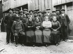 Gruppebilde av fiskeindustriarbeidere i Vardø, ca. 1915