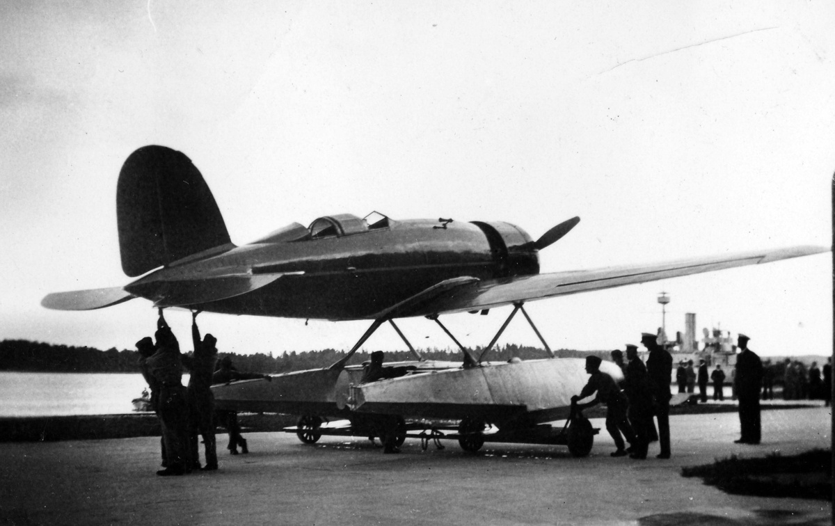 Flytt av flygplan Lockheed 8 Sirius ''Tingmissartoq' vid kaj på F 2 Hägernäs vid Charles Lindberghs besök i september 1933. Mekaniker i arbete. Vy från sidan.
